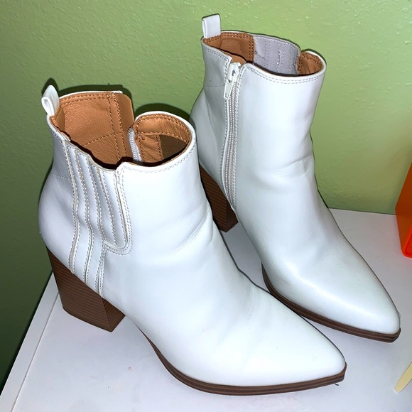 8 White boots - Picture 2 of 2